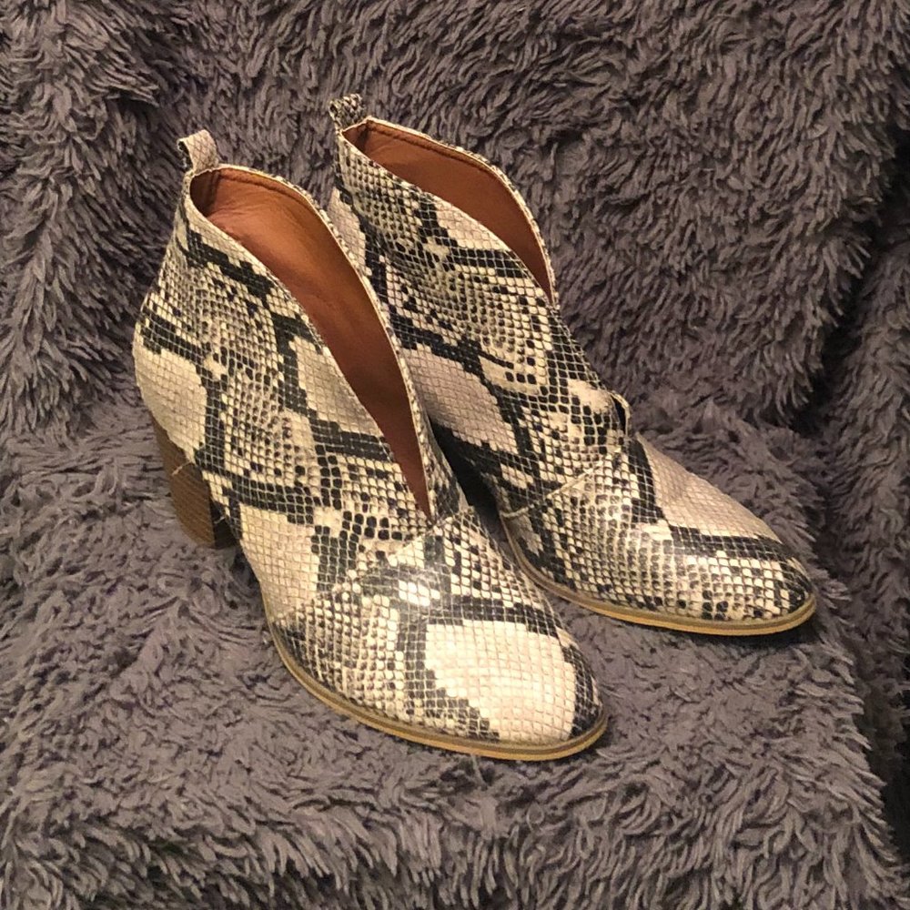 Weebo Snake Skin Deep-V Booties